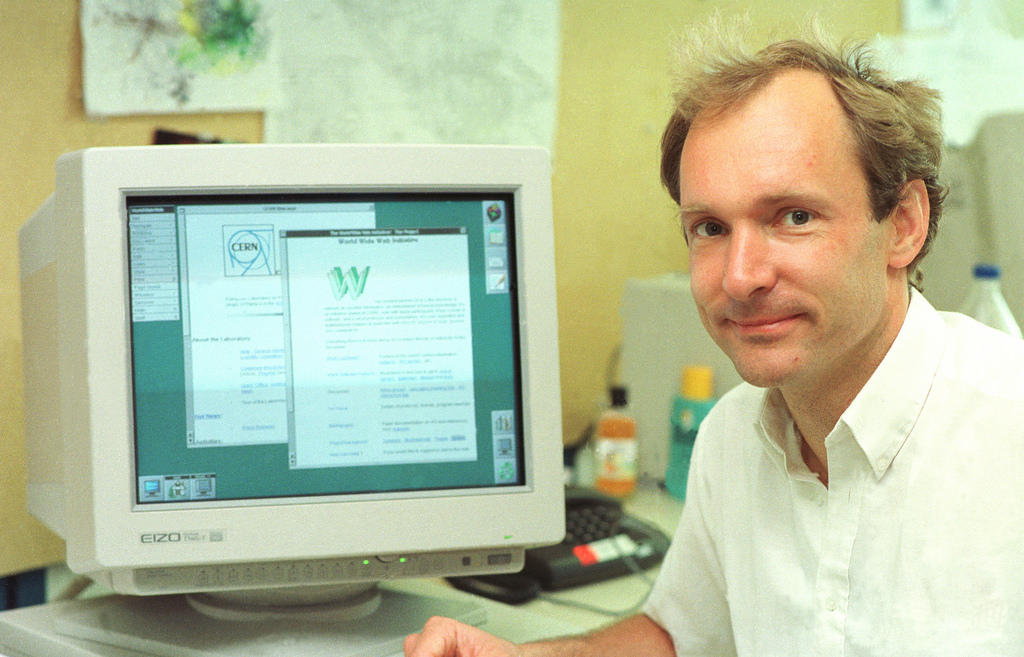 photo de sir Tim Berners Lee devant un vieil ordinateur